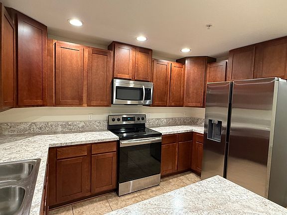 3rd image of 806 Oak St #14-1