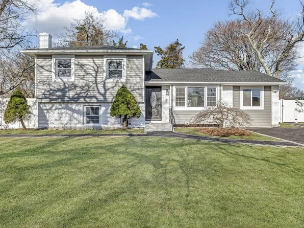 135 Ruth Street, West Islip, NY 11795