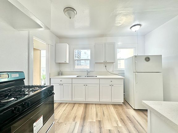 3rd image of 520 1/2 N Heliotrope Dr