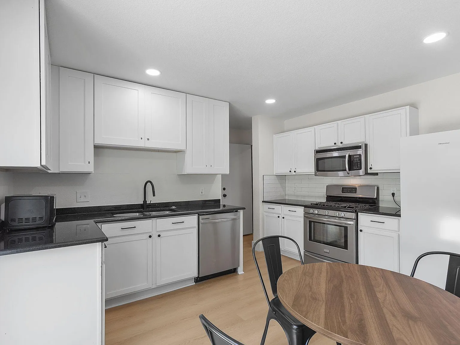 4 bed, 3.0 bath, 2450 sqft, $672 — Photo 3