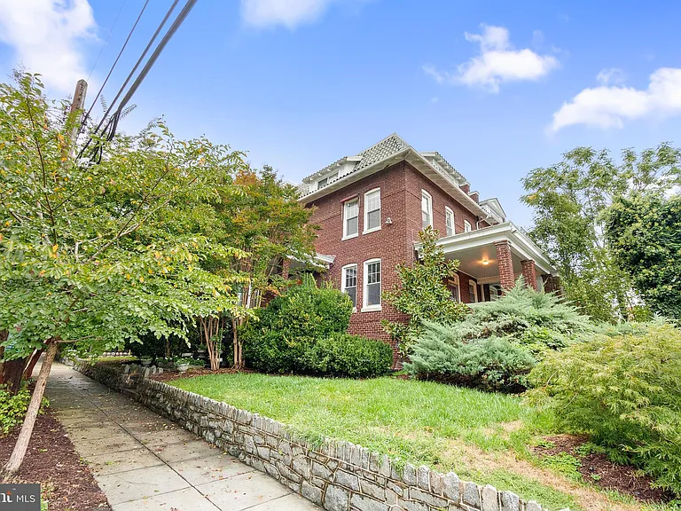 1501 Crittenden St NW — Photo 2