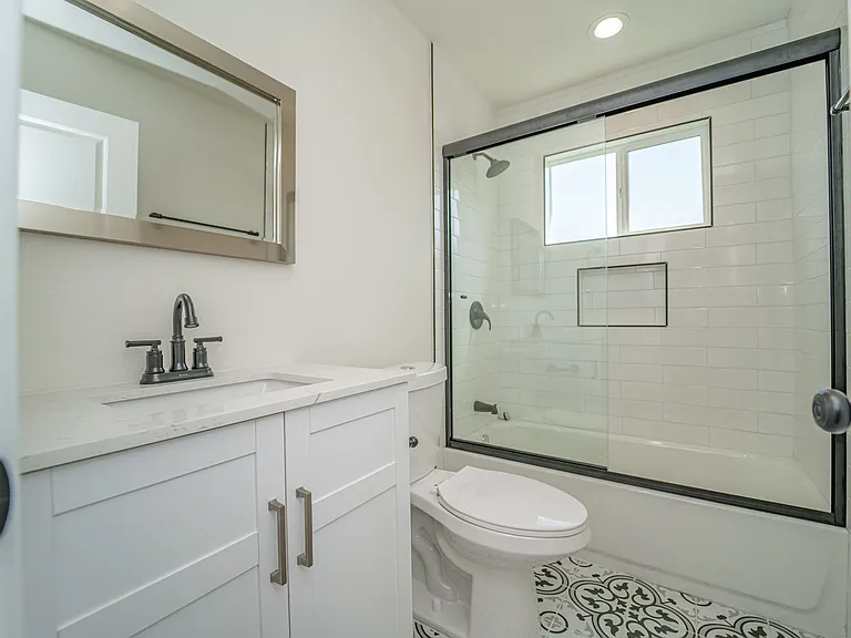7418 S Hobart Blvd — Photo 15