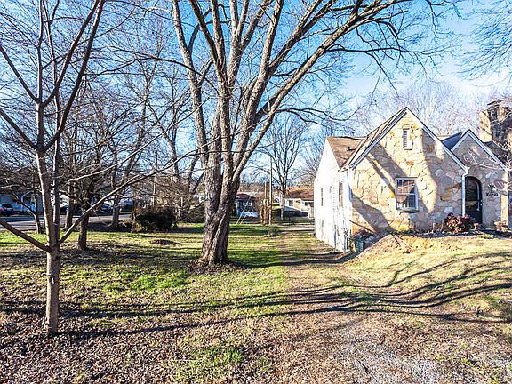 3rd image of 1021 Ashwood Pl