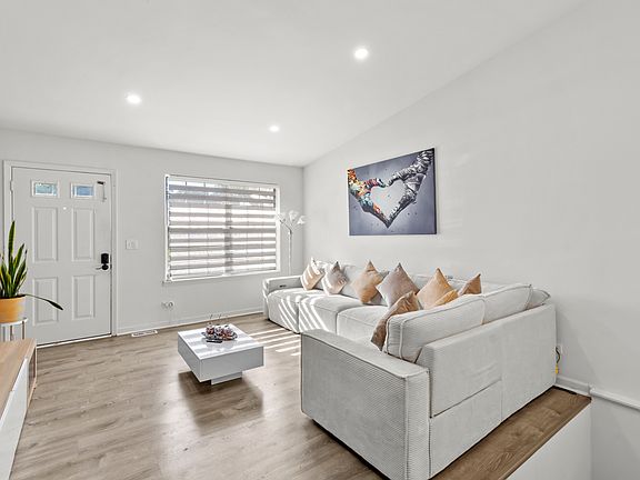 5th image of 1114 Riverwood Dr #1114