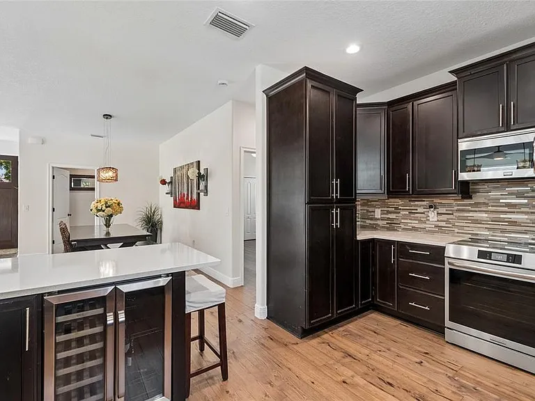 110 S Beverly Ave — Photo 10