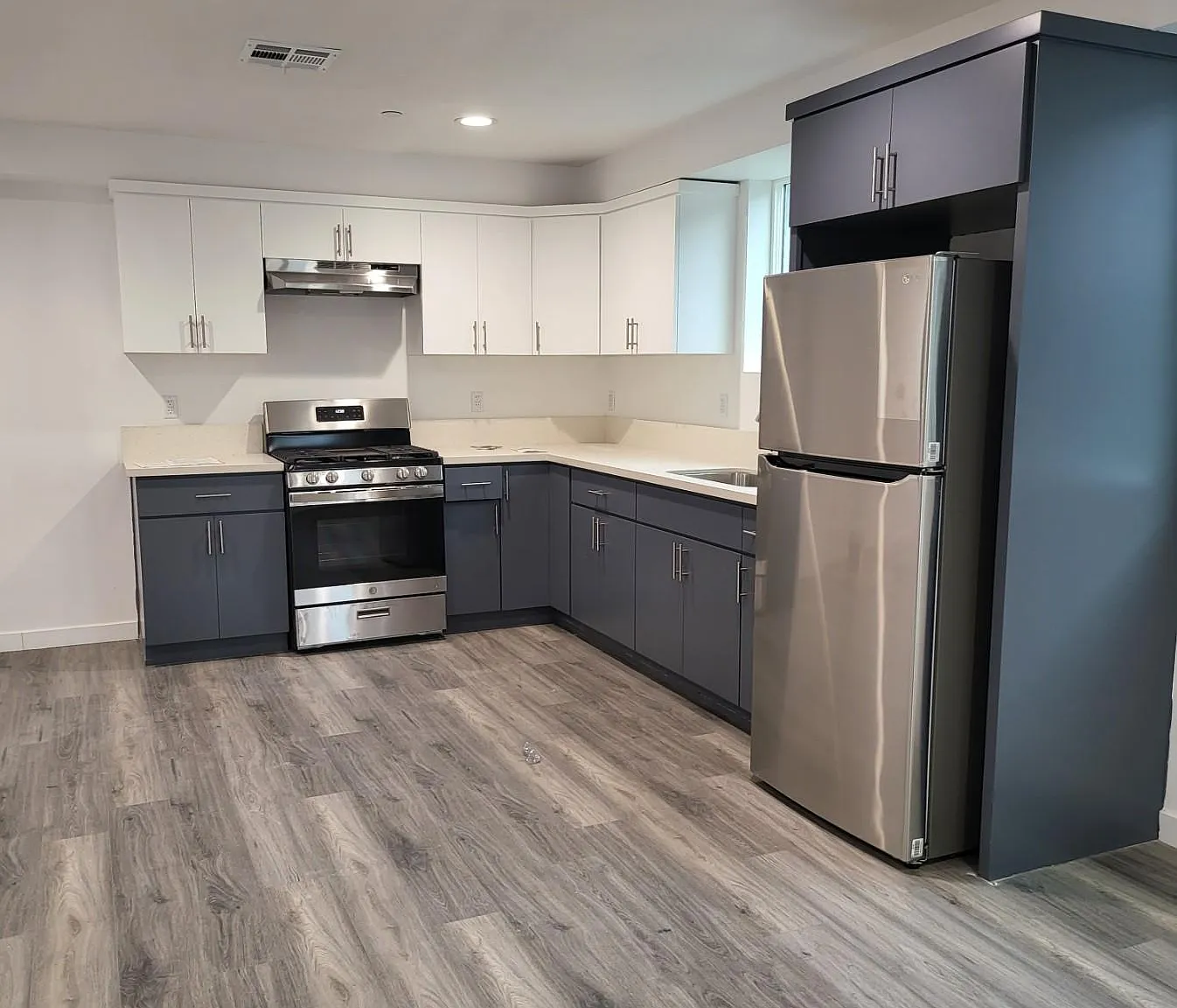 5 bed, 1980 sqft, $4,200 — Photo 2