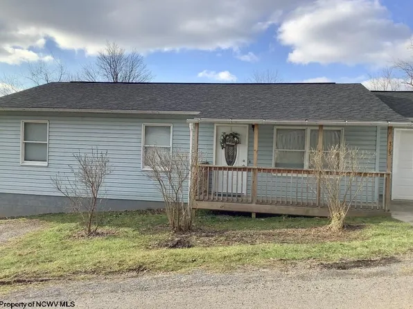 118 1st St, West Milford, WV 26451
