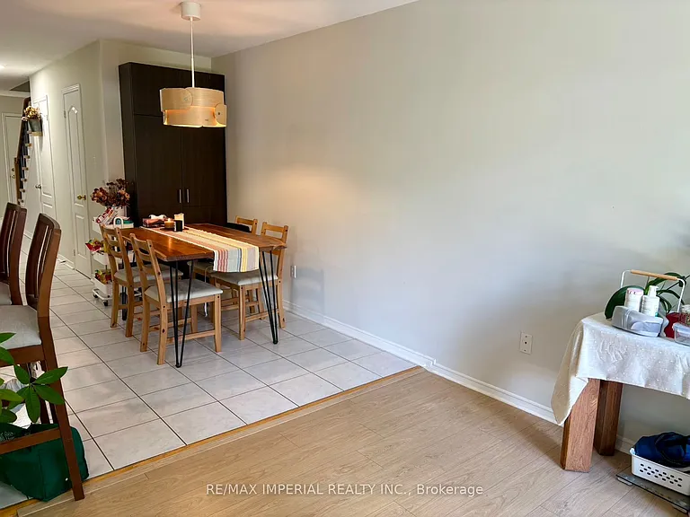 453 Heddle Cres — Photo 7