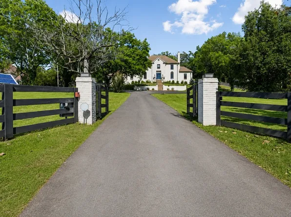 310 Deerwood Ln, Brentwood, TN 37027