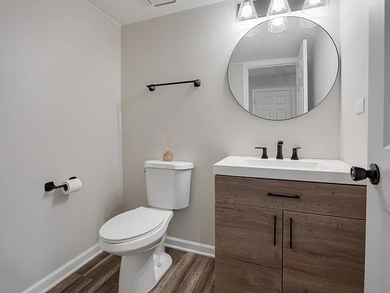 615 Chester Ct E — Photo 29