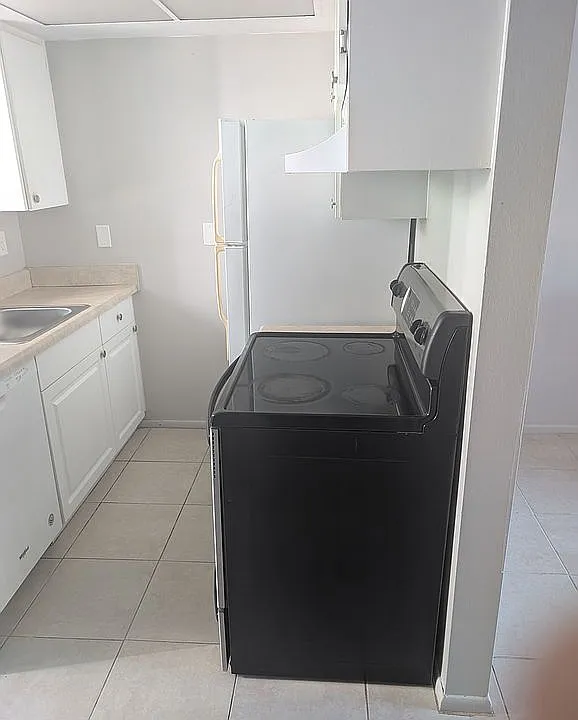 Full small kitchen