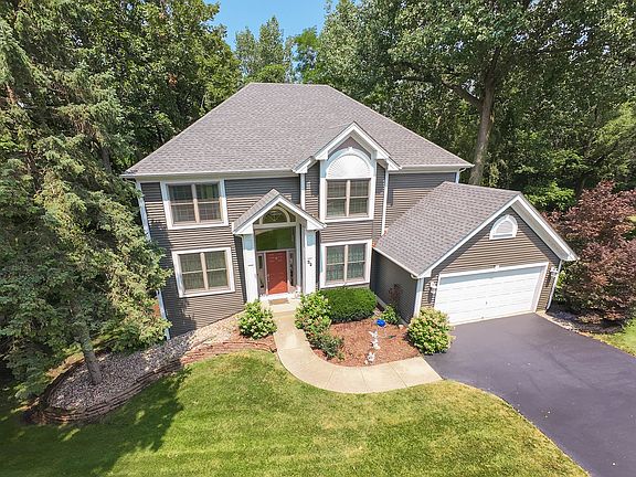 3rd image of 32 River Bend Rd