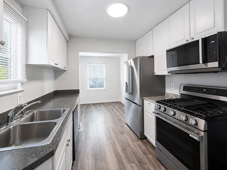 15552 Woodworth St — Photo 2
