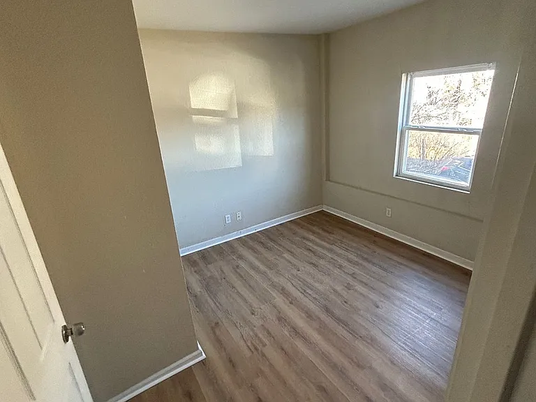 2912 E Linwood Blvd #1E — Photo 2