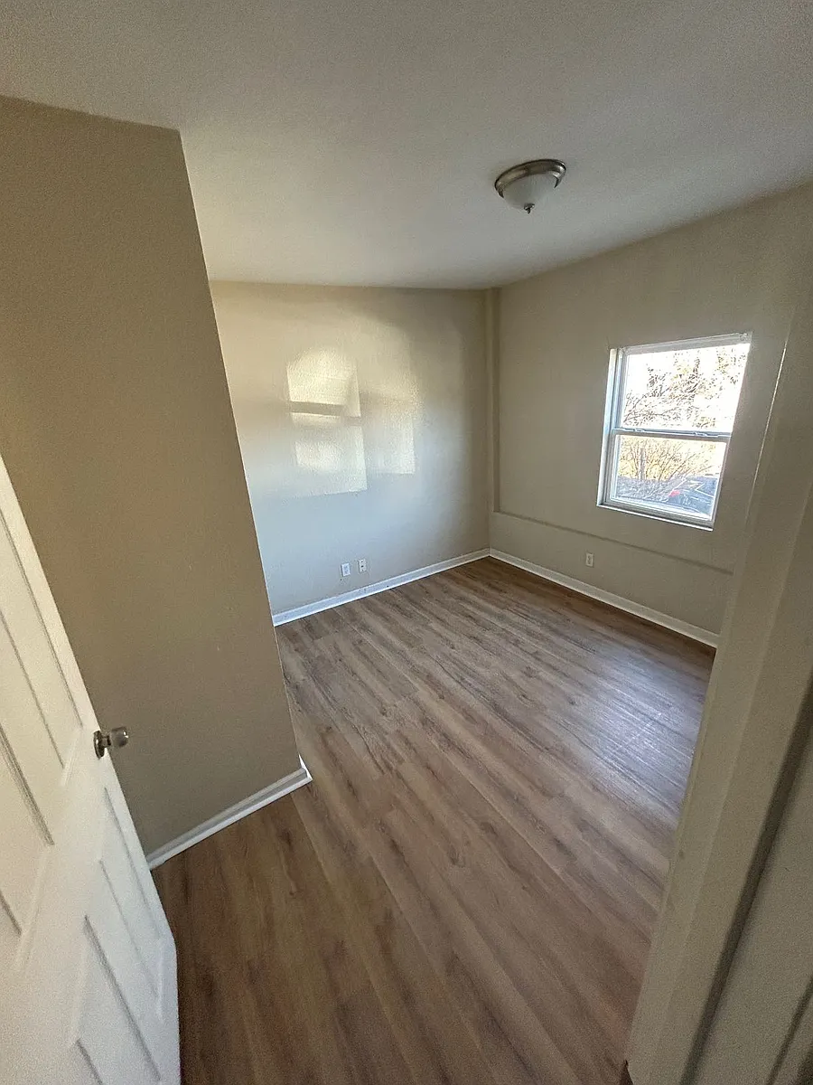 Building Photo - 2912 E Linwood Blvd #1E