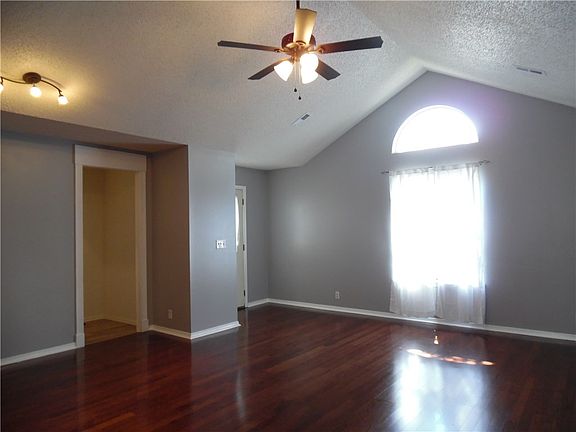 5th image of 1261 W Bishop Dr