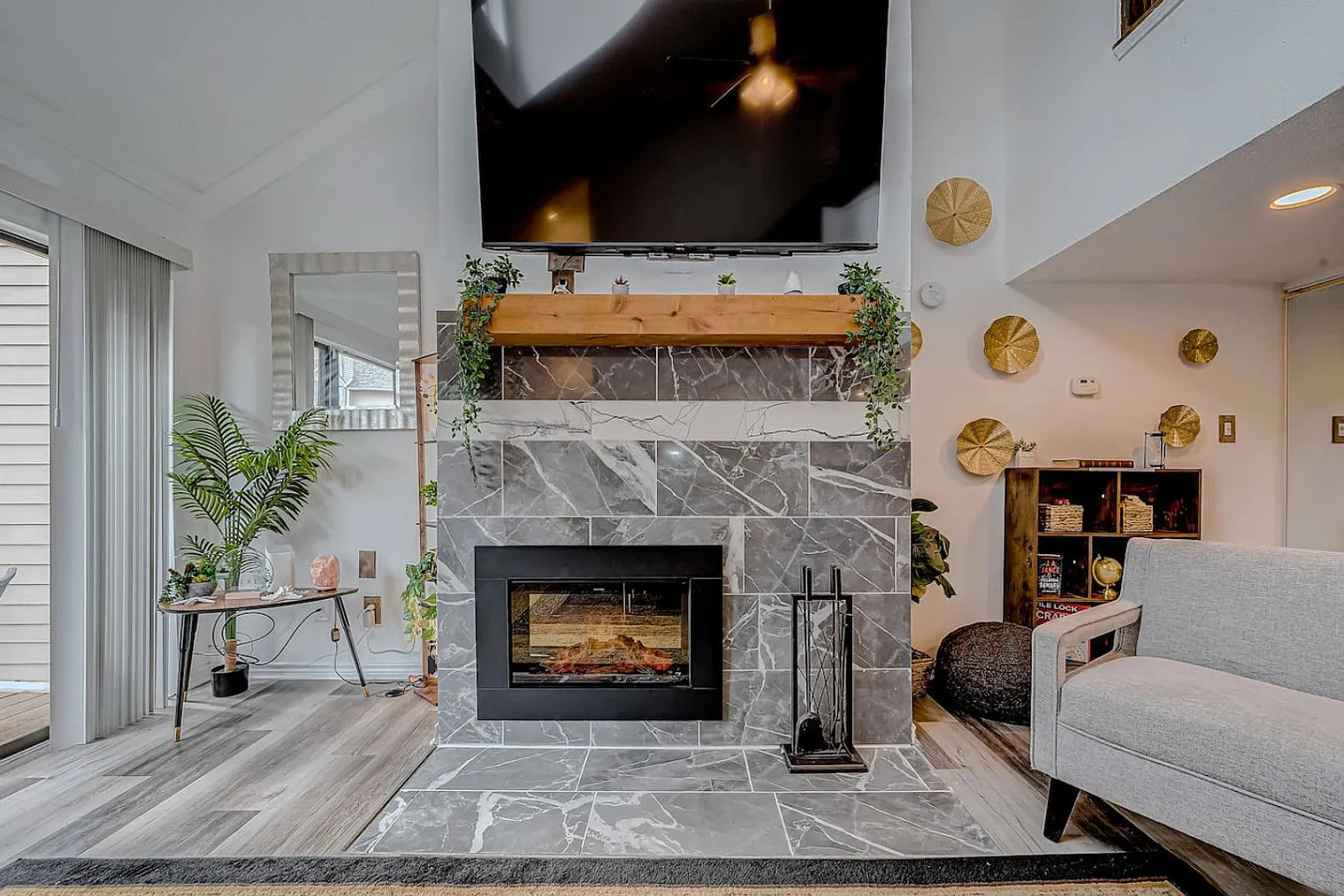 1 bed, 1.0 bath, 828 sqft, $3,318 — Photo 1