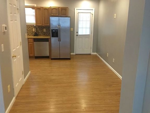 4th image of 435 E Wildey St