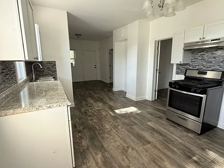 8438 S Baltimore Ave — Photo 4