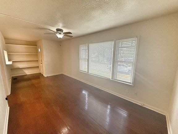 5th image of 460 Comal Ave