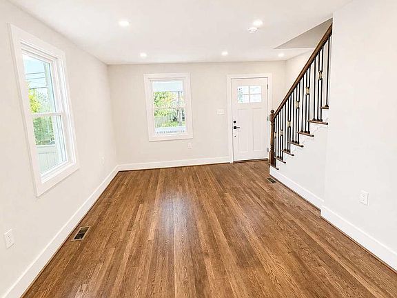 5th image of 5208 Jay St NE