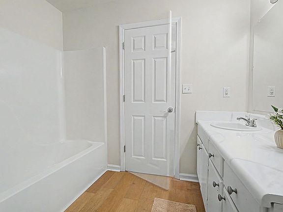 5th image of 511 Lavendula St