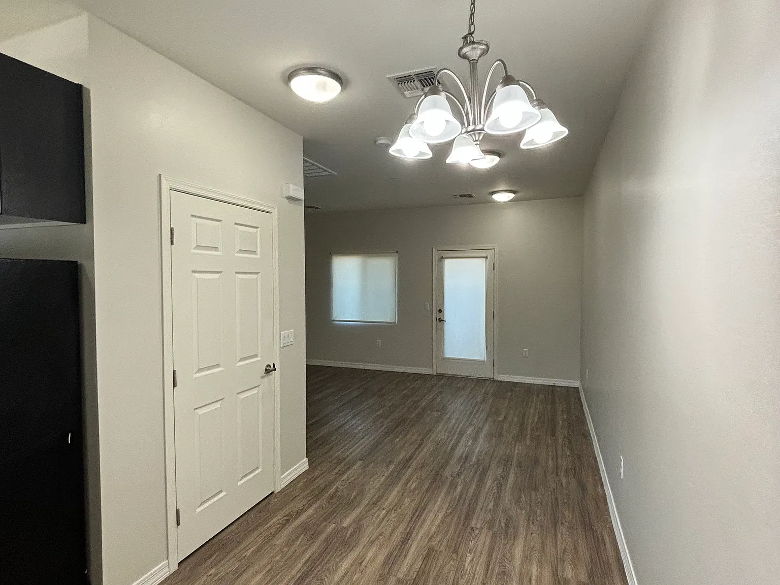 Studio, 560 sqft, $975 — Photo 3
