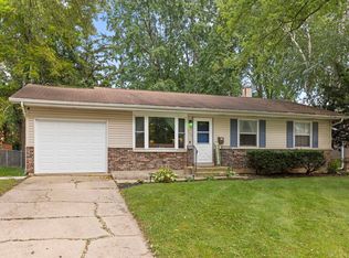 203 Lilac Ln, North Aurora, IL 60542