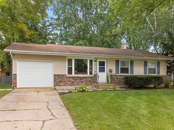 203 Lilac Ln, North Aurora, IL 60542