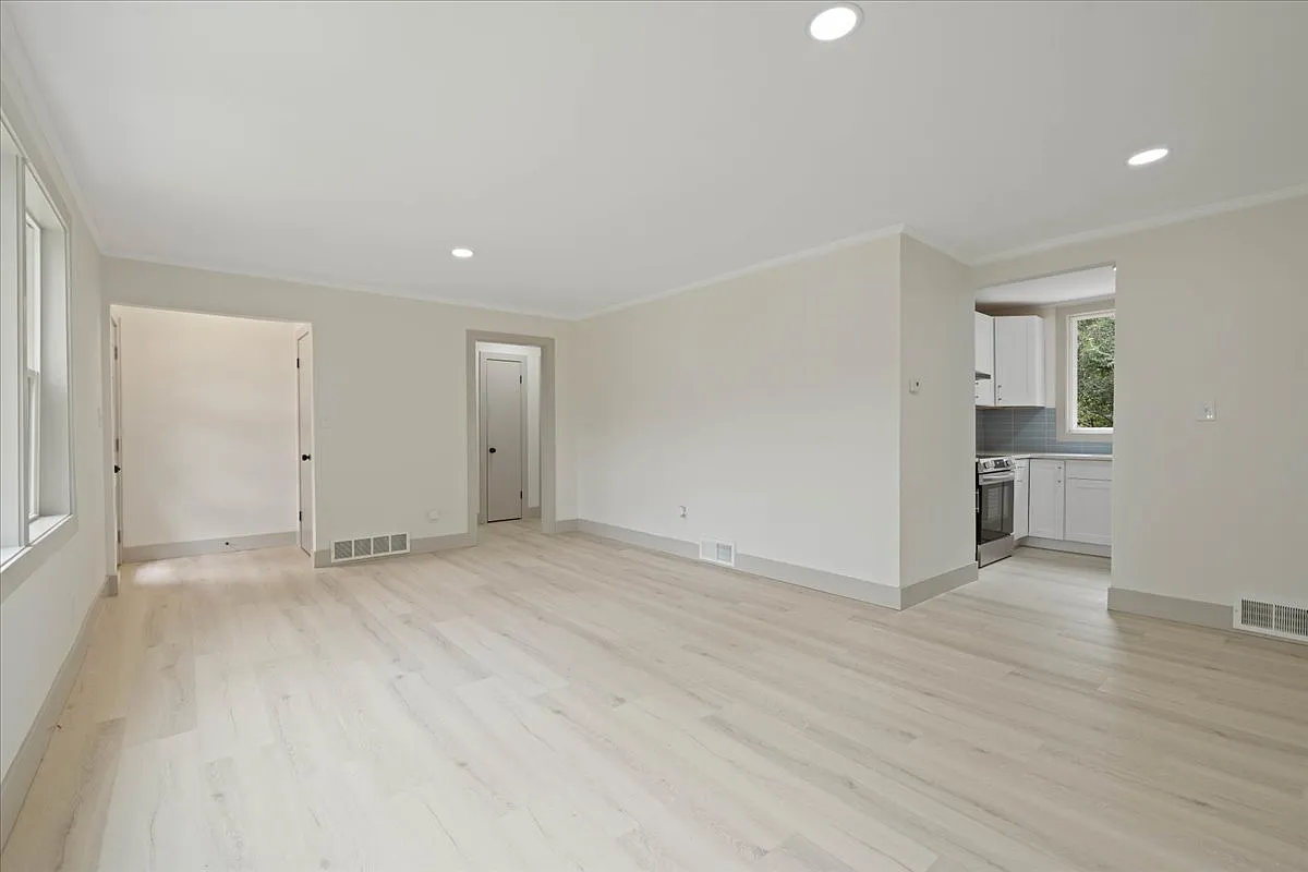3 bed, 975 sqft, $2,599 — Photo 4