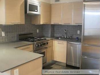 5th image of 215 E 81st St