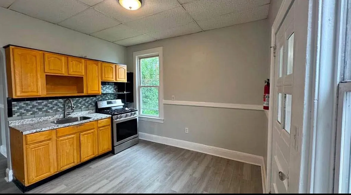 3 bed, $2,400 — Photo 2