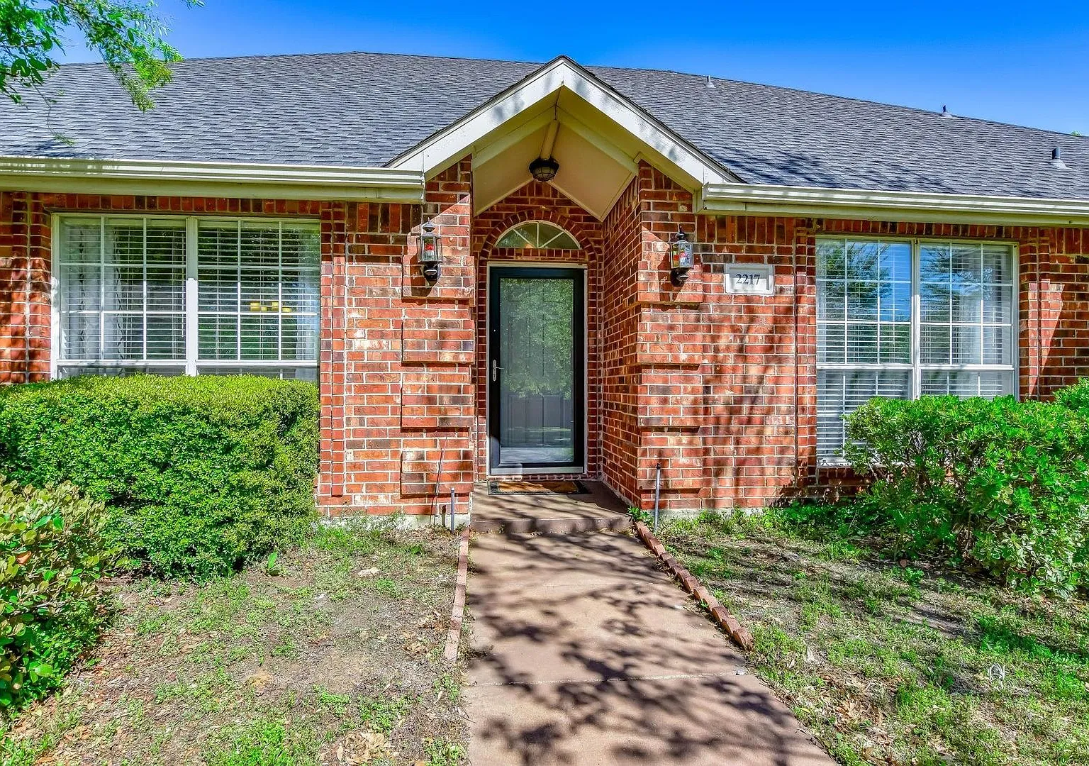 Beautiful 1 Story Corner Lot home! — Photo 3