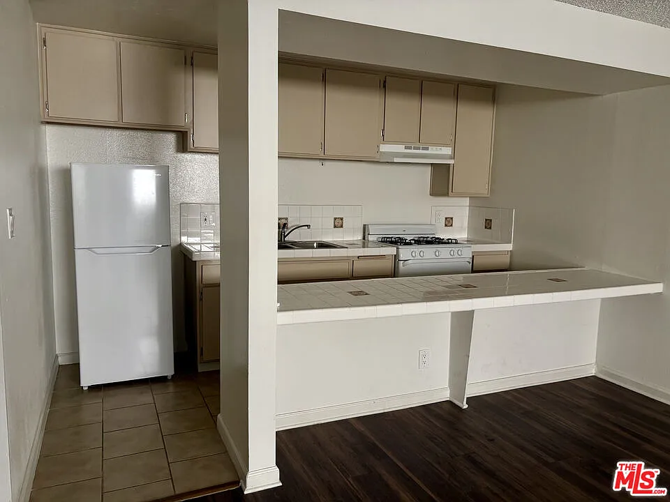 Studio, 1.0 bath, 420 sqft, $1,875 — Photo 3