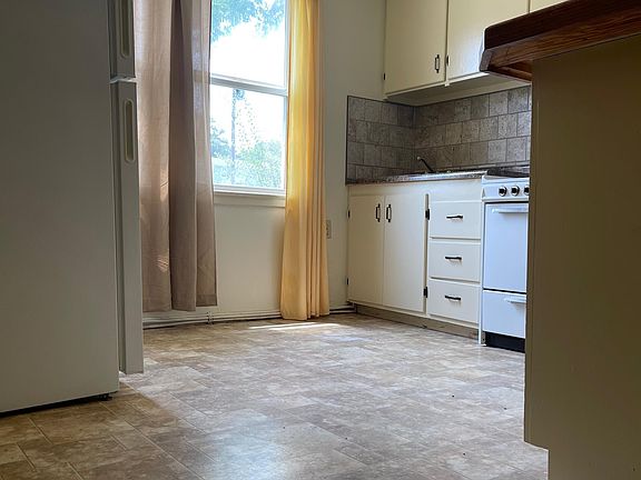 2nd image of 718 W 1st St #1