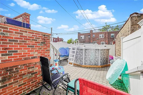Sold by Remax Real Estate Professionals | media 27