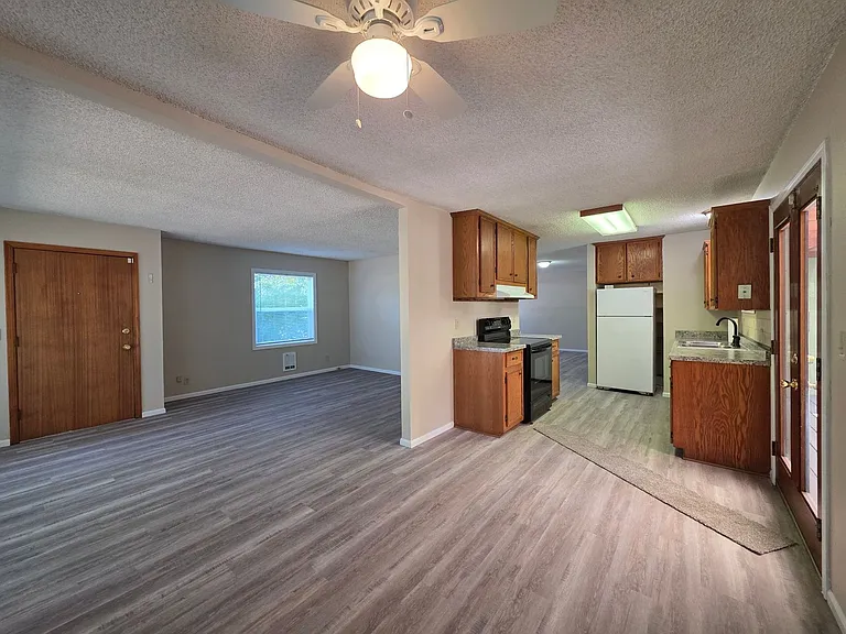 300 Federal Ln — Photo 3