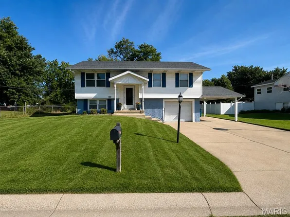 332 Saturn Dr, Godfrey, IL 62035