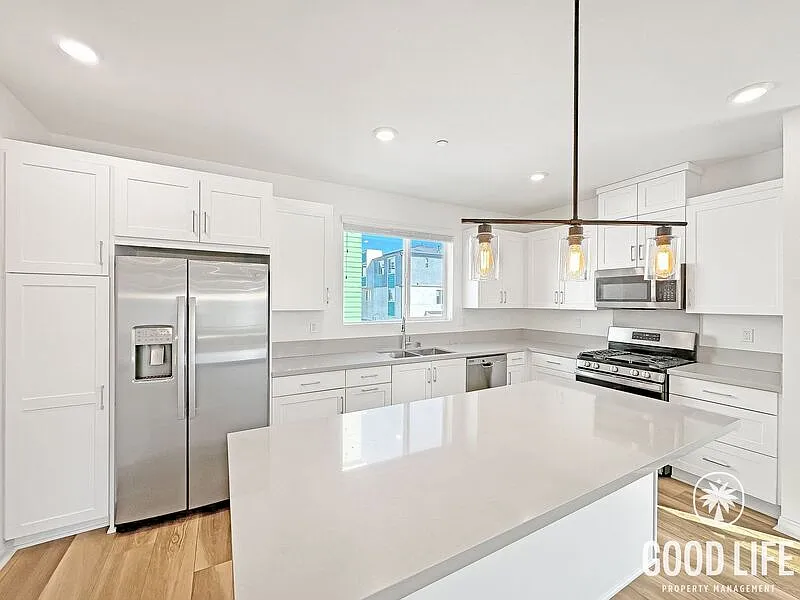 4 bed, 3.5 bath, 1675 sqft, $4,450 — Photo 2