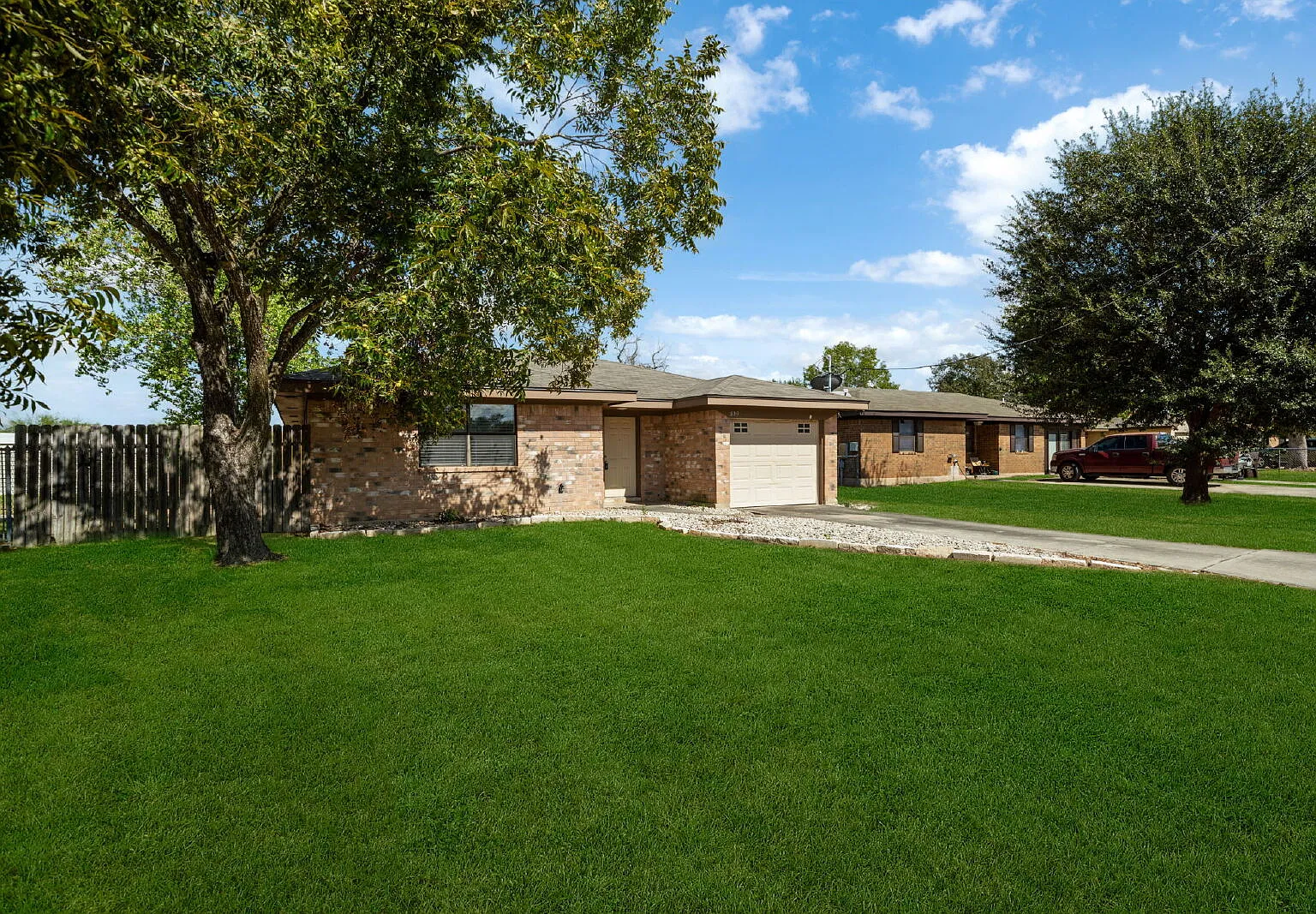 3 bed, 1.0 bath, 1156 sqft, $1,250 — Photo 2