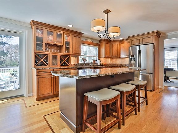 5th image of 39 Storeybrook Dr