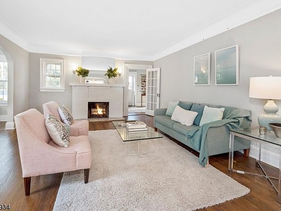 5th image of 391 Essex Ave