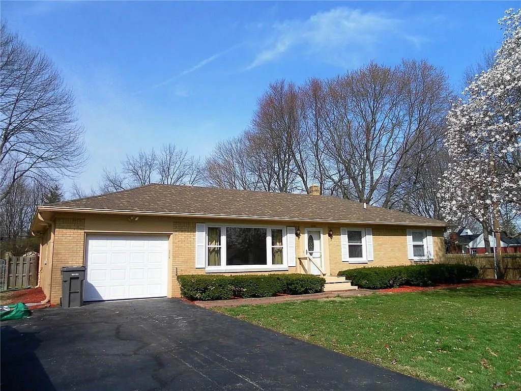 1040 Tulip Dr photo 1