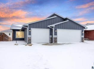 2225 S Creekview Ave, Sioux Falls, SD 57106
