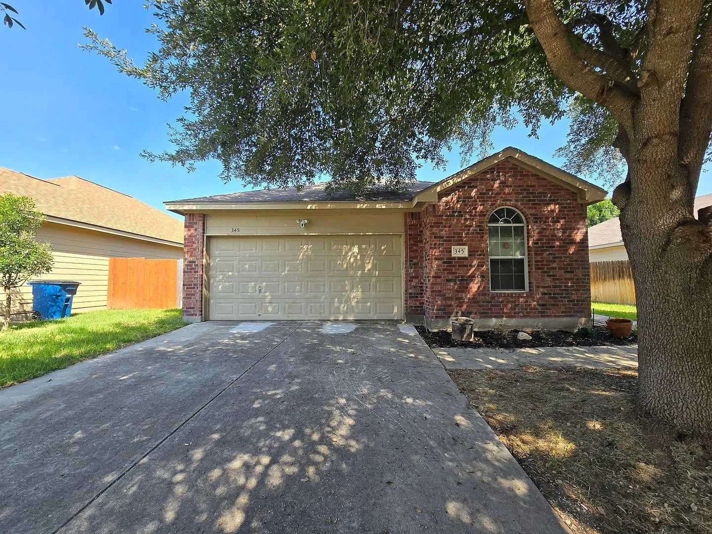 3/2/2 Walking Distance to Fischer Park / No Carpet / Fridge Included/ Fenced in Yard / NBISD *2 w... — Photo 2