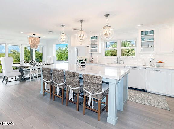 4th image of 875 Angelfish Ave
