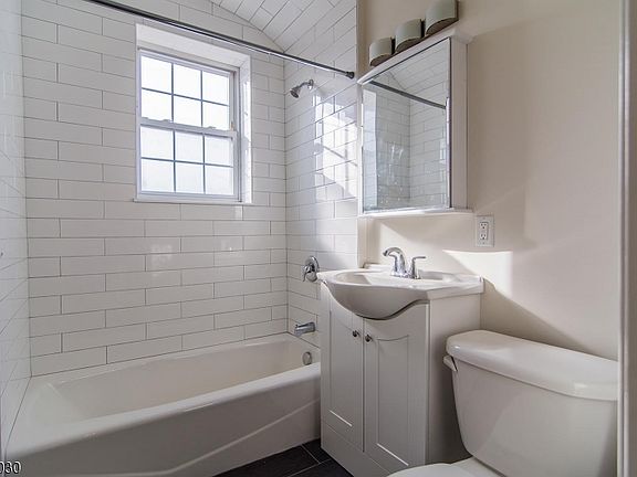 5th image of 14 Evelyn Pl APT 13