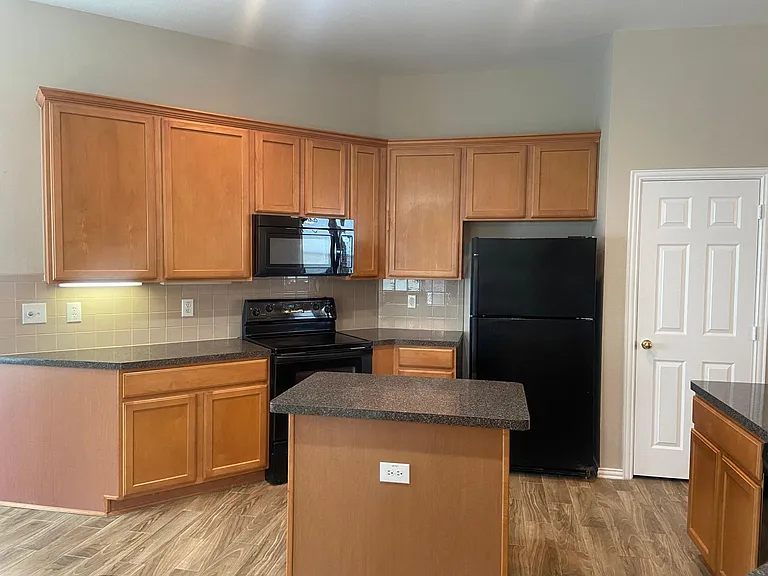 302 Crabapple Dr — Photo 8