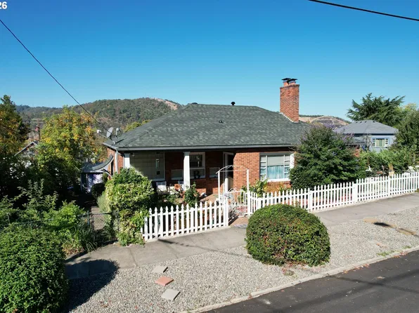 1446 SE Main St, Roseburg, OR 97470