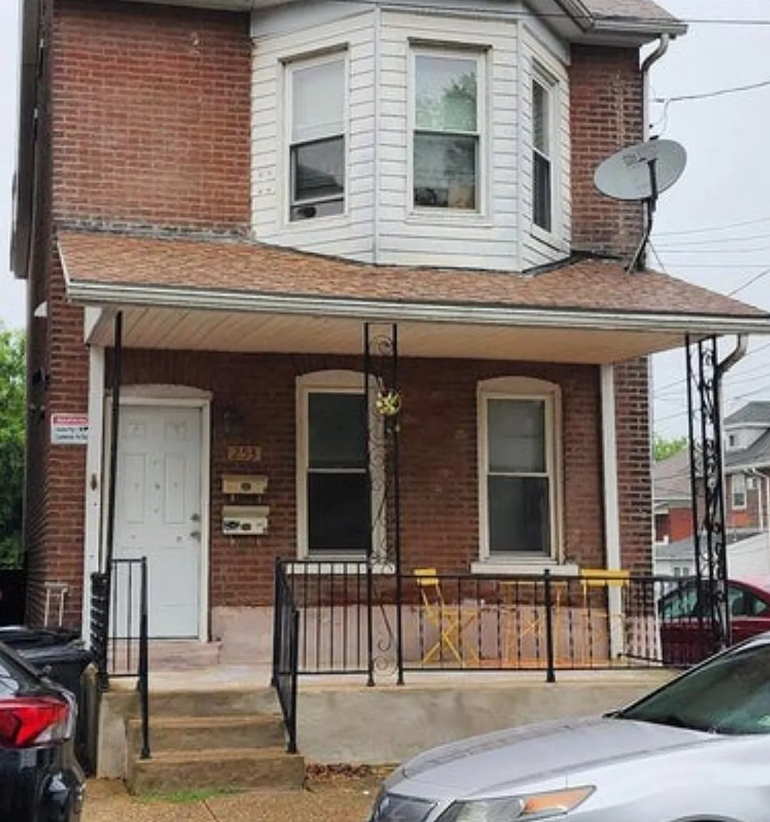 2 bed, 1050 sqft, $1,650 — Photo 1